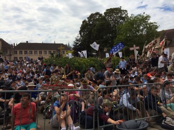 In amongst the arriving pilgrims, we spot an Iraqi and a Syrian flag.