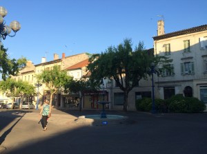 Menesterol is already deserted at 7pm - we eventually find a place, La Chaumiere, for a bite to eat.