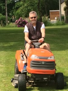 Helping Graham mow 'la pelouse'. 