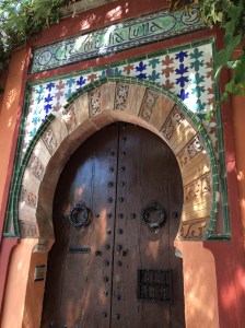 A splendid old gate in the Albaicin Quarter. The inscription above looks lie it's Arabic but it's not. It reads "La lue dia luna" which must mean "moonlight".