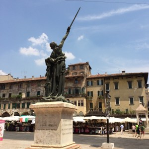 "Dal luogo sacro la civiltà Italica arra di Liberta e Giustizia tende la spada".