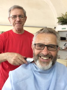 On the way back, Flavio finally decides to have his first beard and hair trim in 11 weeks. Francesco is 2 years younger and a very good barber.
